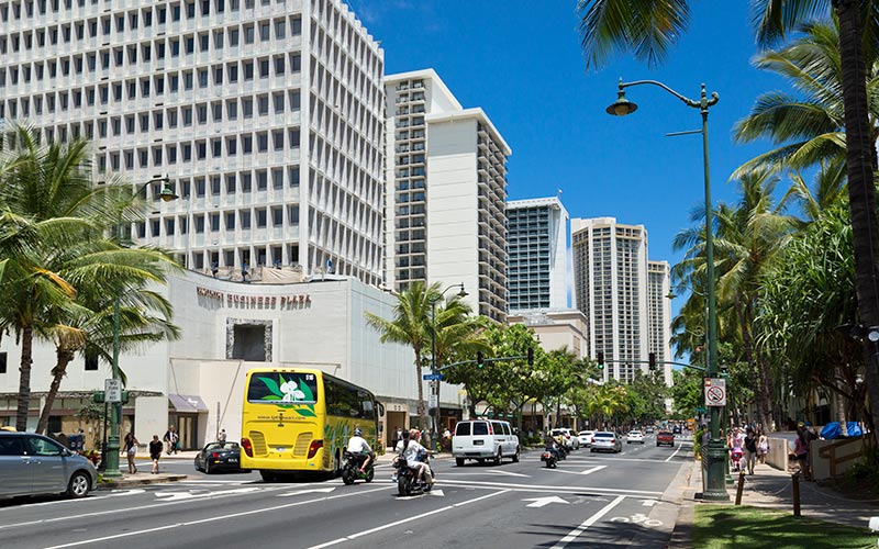 Særligt i hovedstaden Honolulu føles det som at være i USA, selvom man er over 4.000 kilometer fra fastlandet ferie på hawaii honolulu