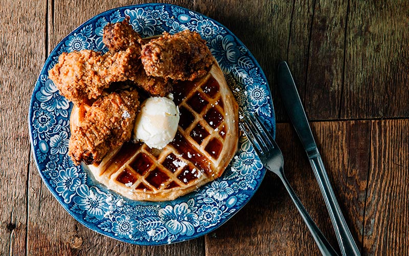 amerikansk mad chicken and waffles