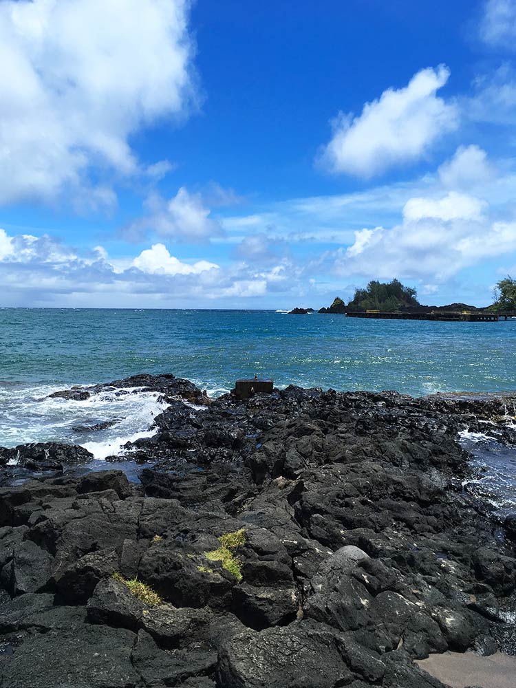 Størknet lava er et almindeligt syn på Hawaii oplevelser på hawaii road to hana black sand beach