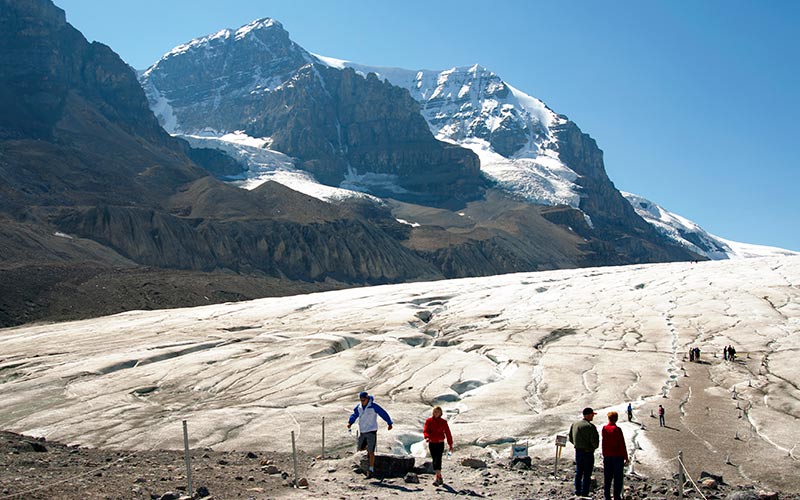 På en sommerferie i Canada kan du både få varme og is i form af en gletsjer som denne aktiv ferie i canada vandring på Athabasca Glacier