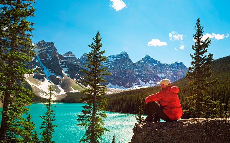Udsigten over Moraine Lake er ikke den værste at hvile benene til på en vandretur i Banff aktiv ferie i canada vandring banff