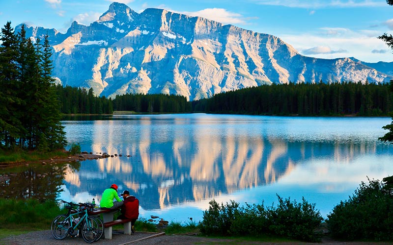 Udsigterne på den berømte Icefields Parkway er bjergtagende - hvorfor ikke køre den på cykel? aktiv ferie i canada cykling Icefields Parkway